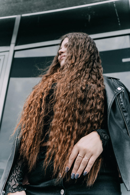 Jak zwiększyć objętość włosów? Naturalne sposoby z Omaya Hair Oil